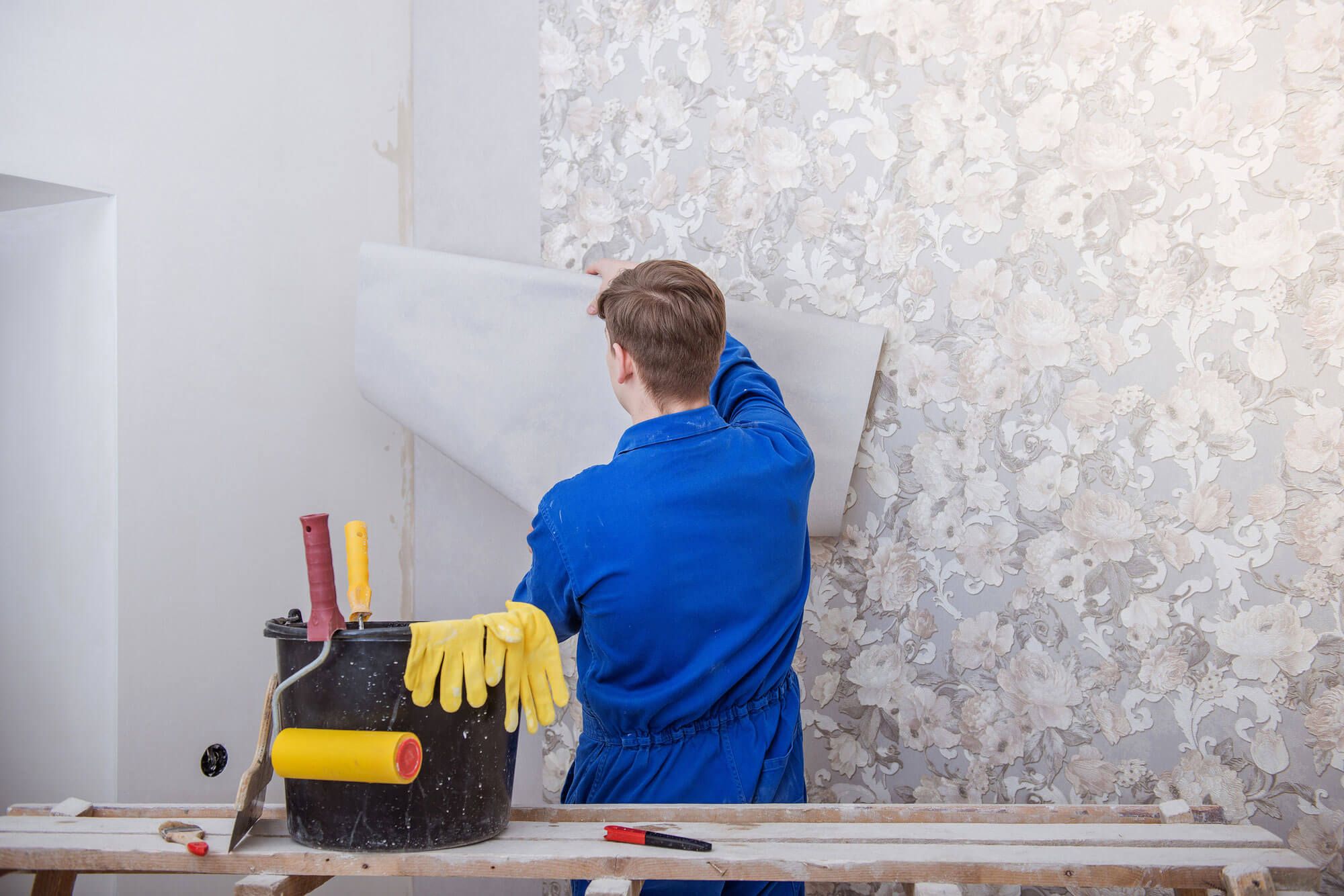 Professional wallpaper installer working in Chicago home